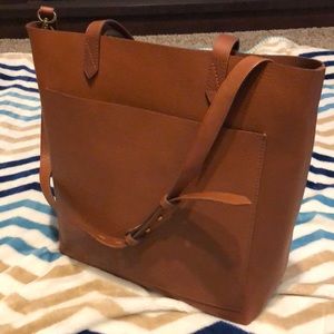 Madewell Medium Tote in English Saddle